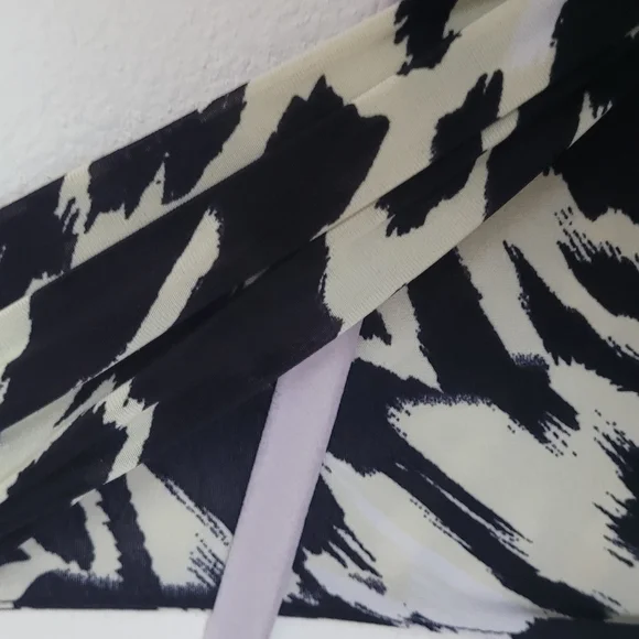 Chic Black and White Abstract Print Dress - Picture 13 of 16